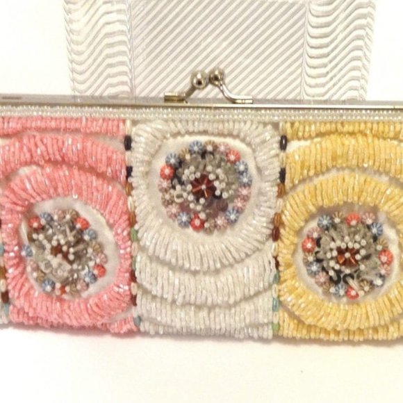 WHITE BEADED CLUTCH/SHOULDER BAG/CROSS BODY-W/ 2 CHAINS -NEW, EXCELLENT - Picture 2 of 4